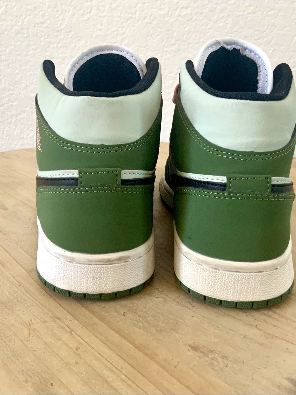 Women's Air Jordan Retro 1 Mid SE Casual Shoes - Picture 6 of 8